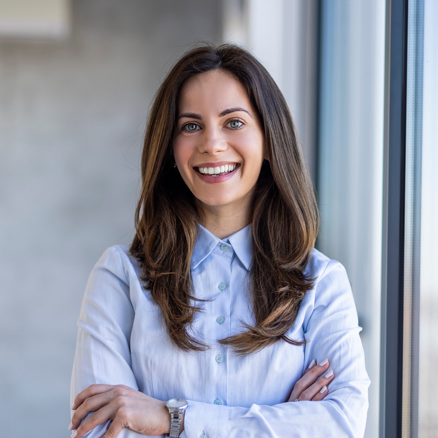 woman-smiling-coroporate-1500px
